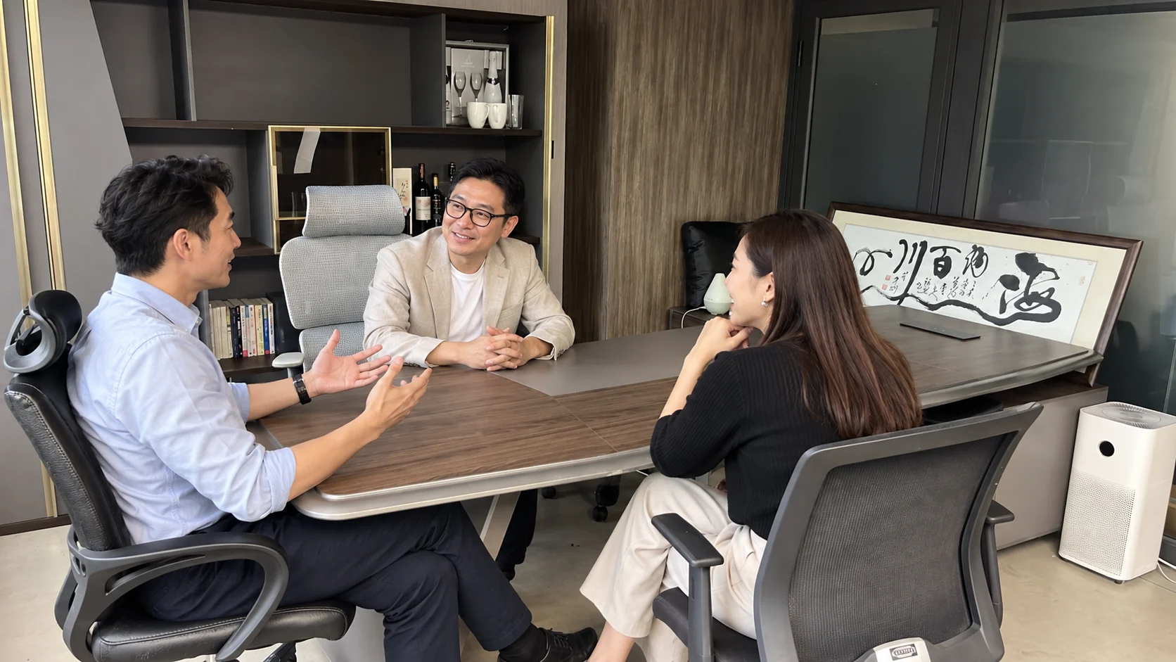 星光行辦公室商務會面示意圖;人物由 AI 生成